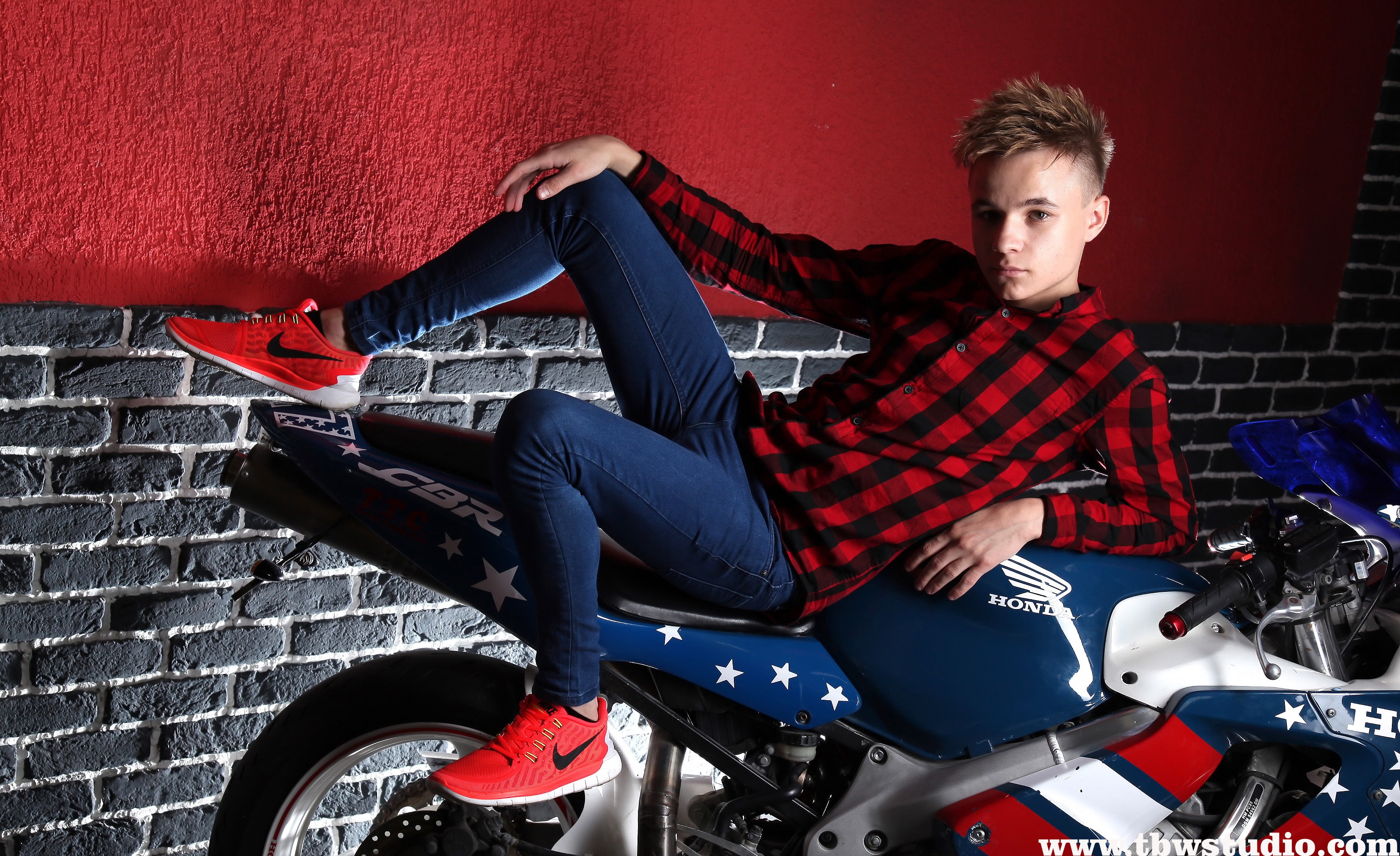 3272px x 2000px - Twink posing on his bike | Boy Post - Blog about gay boys and twinks 18+