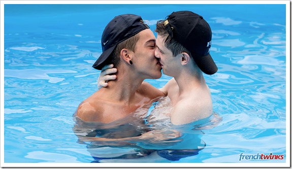 Hot-young-twinks-pool-exercise (3)